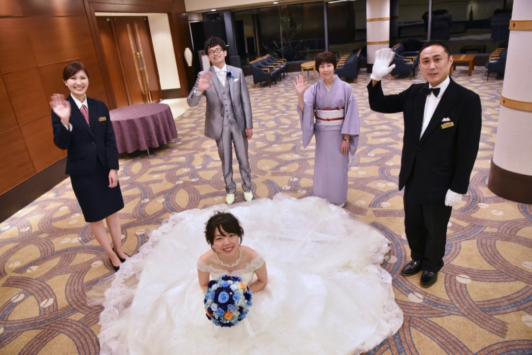 結婚式の笑顔のゲストと新郎新婦の写真