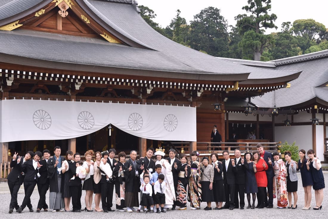 神社で結婚式の後の親族集合写真