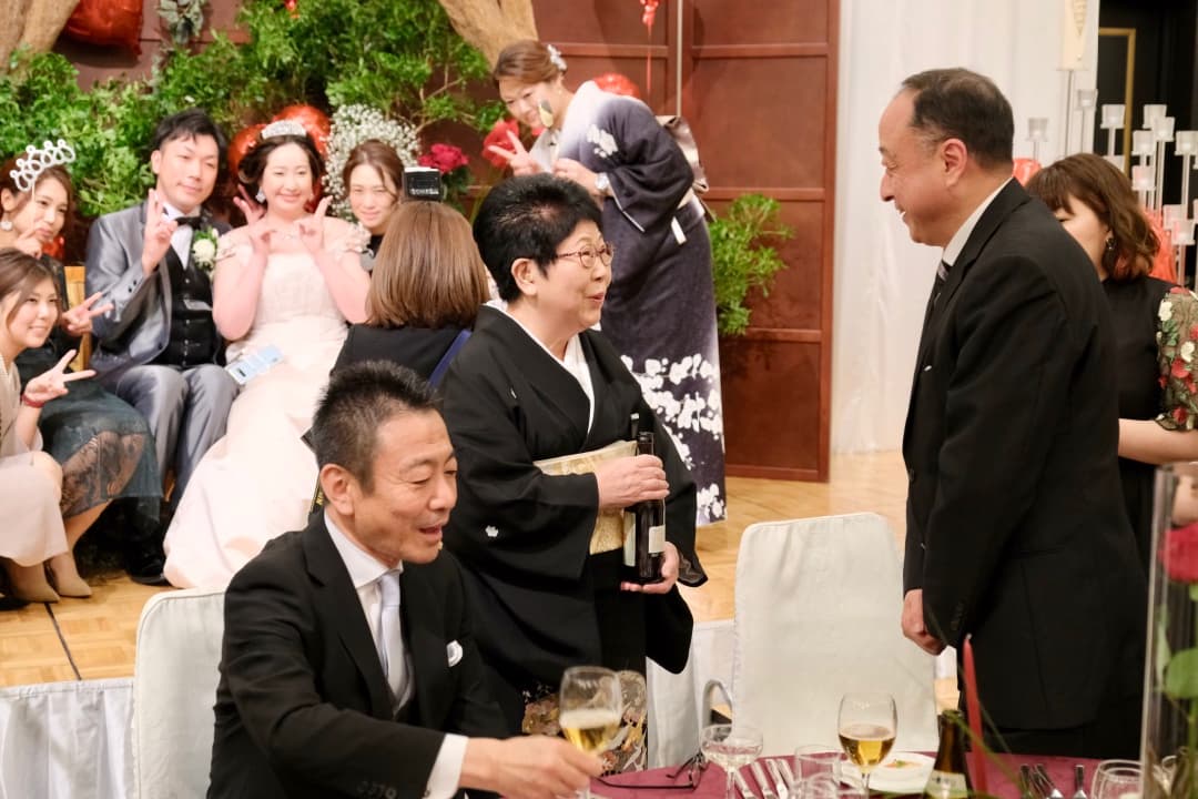 披露宴で笑顔のゲストたち