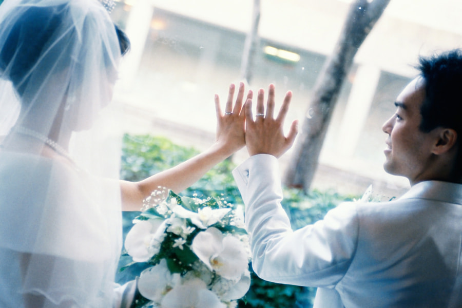 結婚式で盛り上がるゲストと新郎新婦