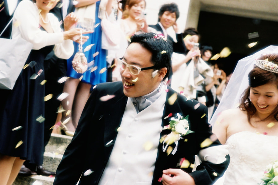 結婚式の笑顔のゲストと新郎新婦の写真