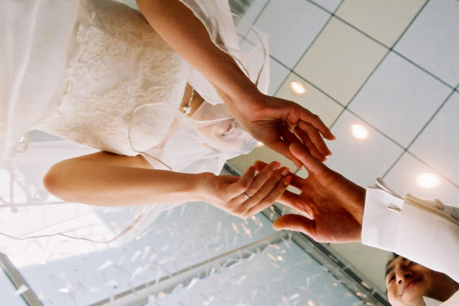 結婚式で盛り上がるゲストと新郎新婦