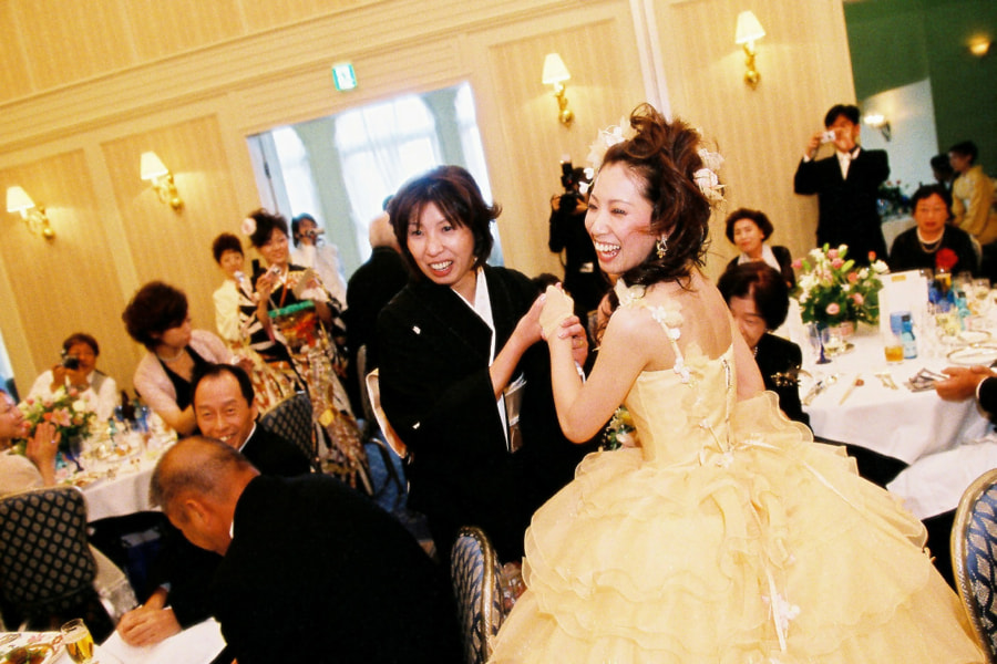 結婚式で盛り上がるゲストと新郎新婦