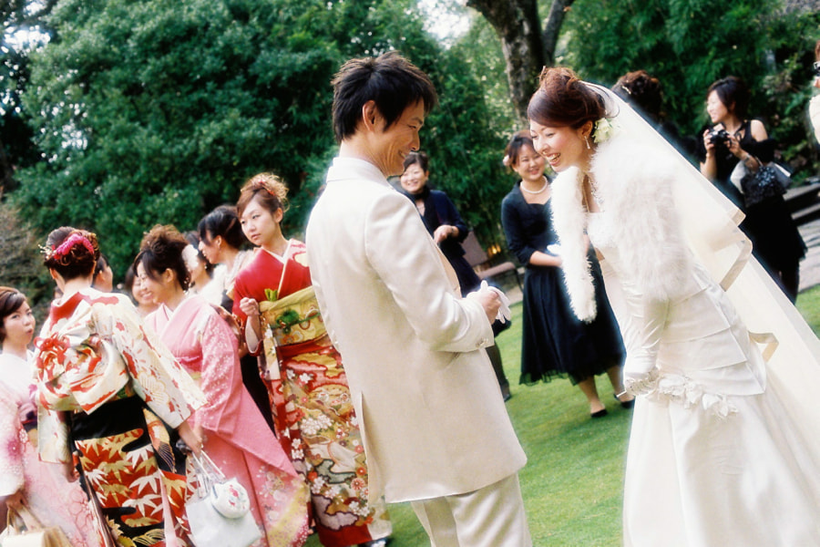 結婚式で盛り上がるゲストと新郎新婦