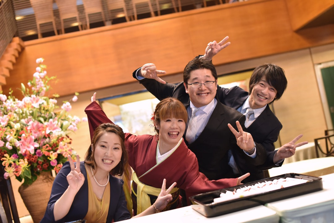 披露宴で笑顔のゲストたち