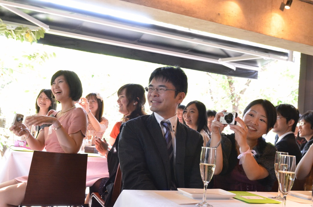 結婚式の笑顔なゲスト
