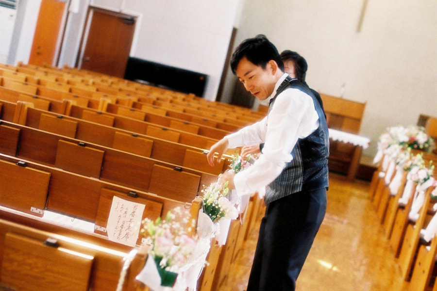 結婚式で盛り上がるゲストと新郎新婦