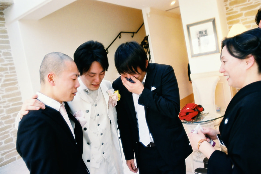 結婚式で盛り上がるゲストと新郎新婦