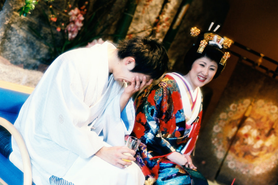 結婚式の笑顔のゲストと新郎新婦の写真