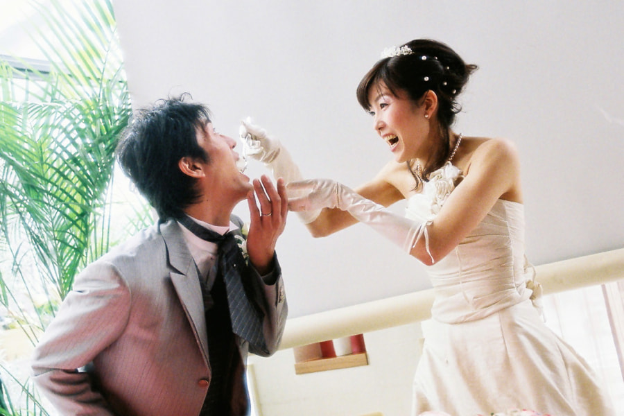 結婚式の笑顔のゲストと新郎新婦の写真
