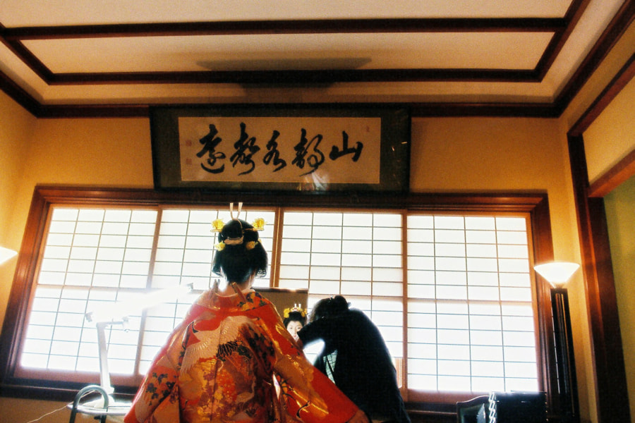 結婚式の笑顔のゲストと新郎新婦の写真