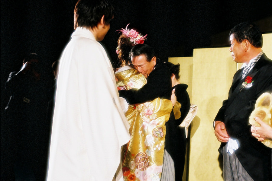 結婚式で盛り上がるゲストと新郎新婦
