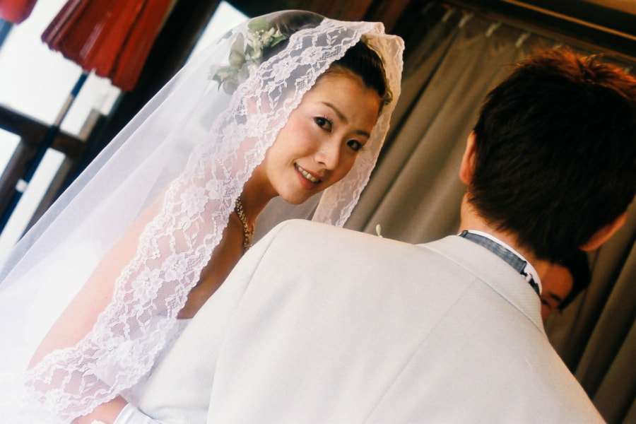 結婚式のゲストと新郎新婦の楽しい写真