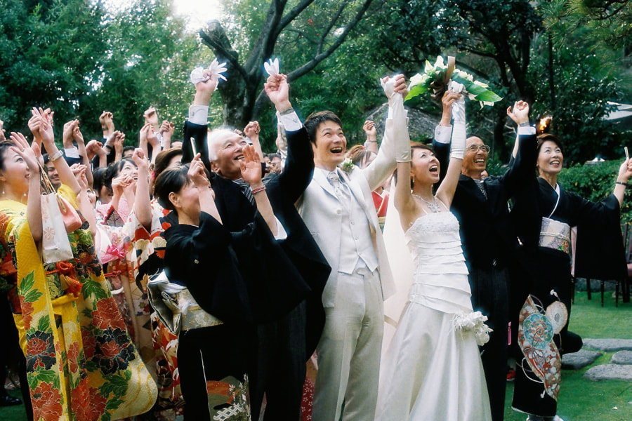 結婚式で盛り上がるゲストと新郎新婦