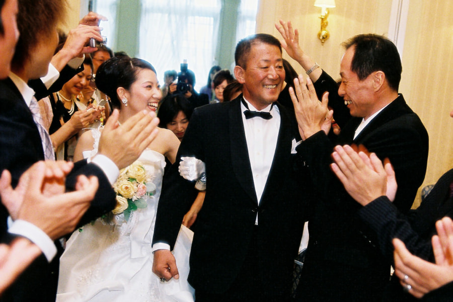 結婚式で盛り上がるゲストと新郎新婦