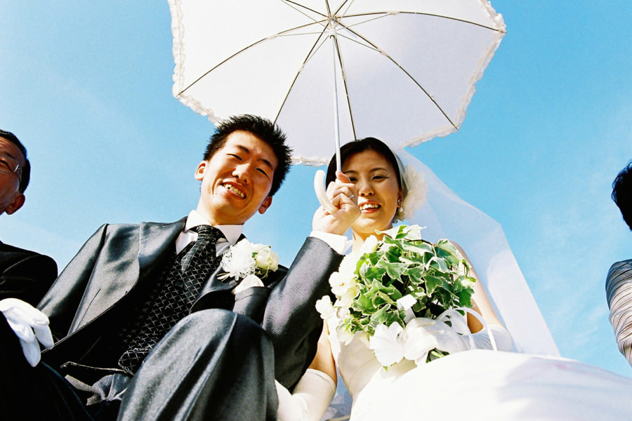 結婚式のゲストと新郎新婦の楽しい写真