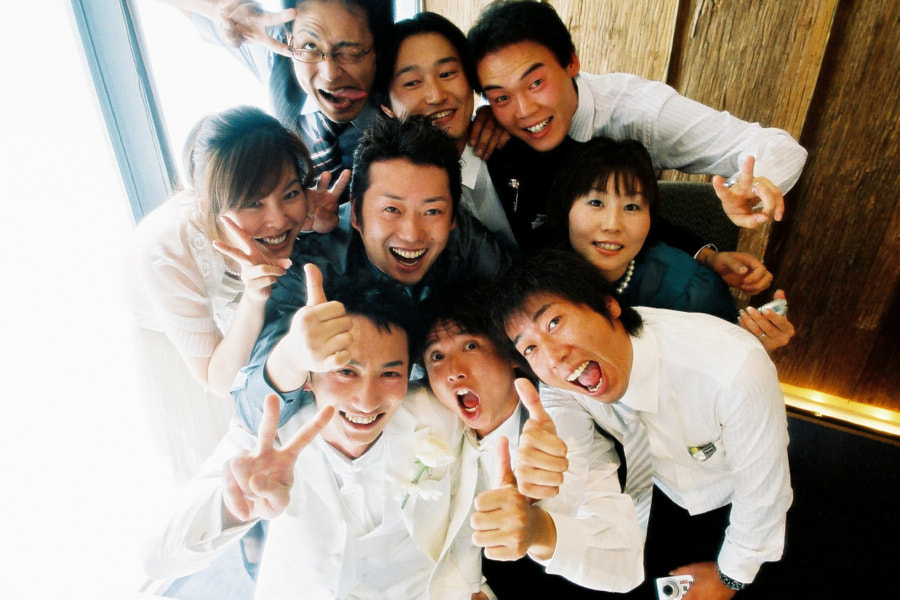 結婚式で盛り上がるゲストと新郎新婦