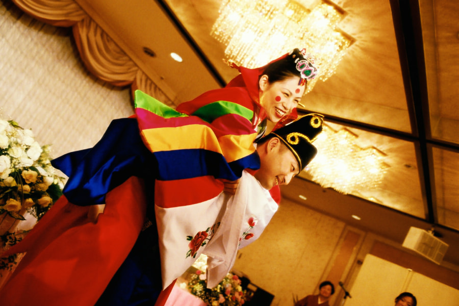 結婚式で盛り上がるゲストと新郎新婦