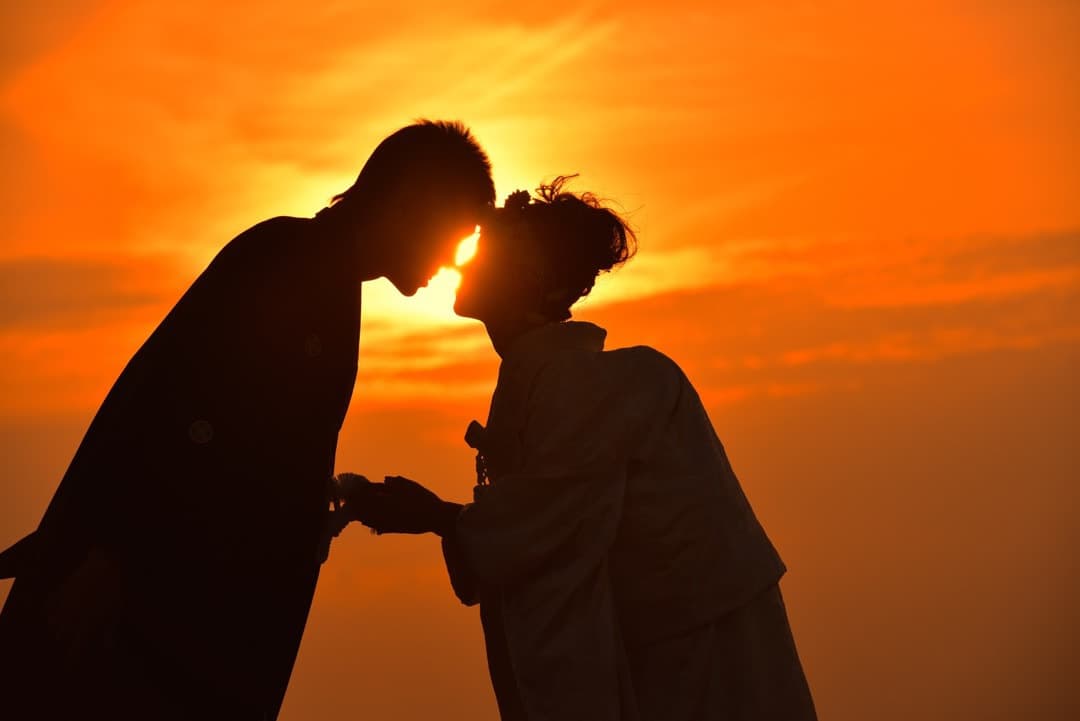 変な髪型や服装でのギャラの相場が格安に安いバイトのカメラマンが撮る結婚式の写真はアルバム用に使えるのポーズも少ない写真