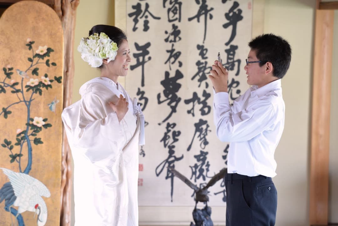 変な髪型や服装でのギャラの相場が格安に安いバイトのカメラマンが撮る結婚式の写真はアルバム用に使えるのポーズも少ない写真