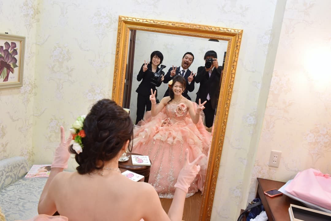 変な髪型や服装でのギャラの相場が格安に安いバイトのカメラマンが撮る結婚式の写真はアルバム用に使えるのポーズも少ない写真