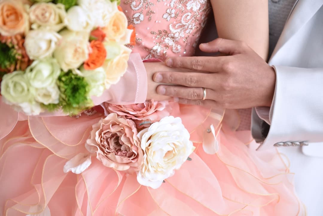 変な髪型や服装でのギャラの相場が格安に安いバイトのカメラマンが撮る結婚式の写真はアルバム用に使えるのポーズも少ない写真