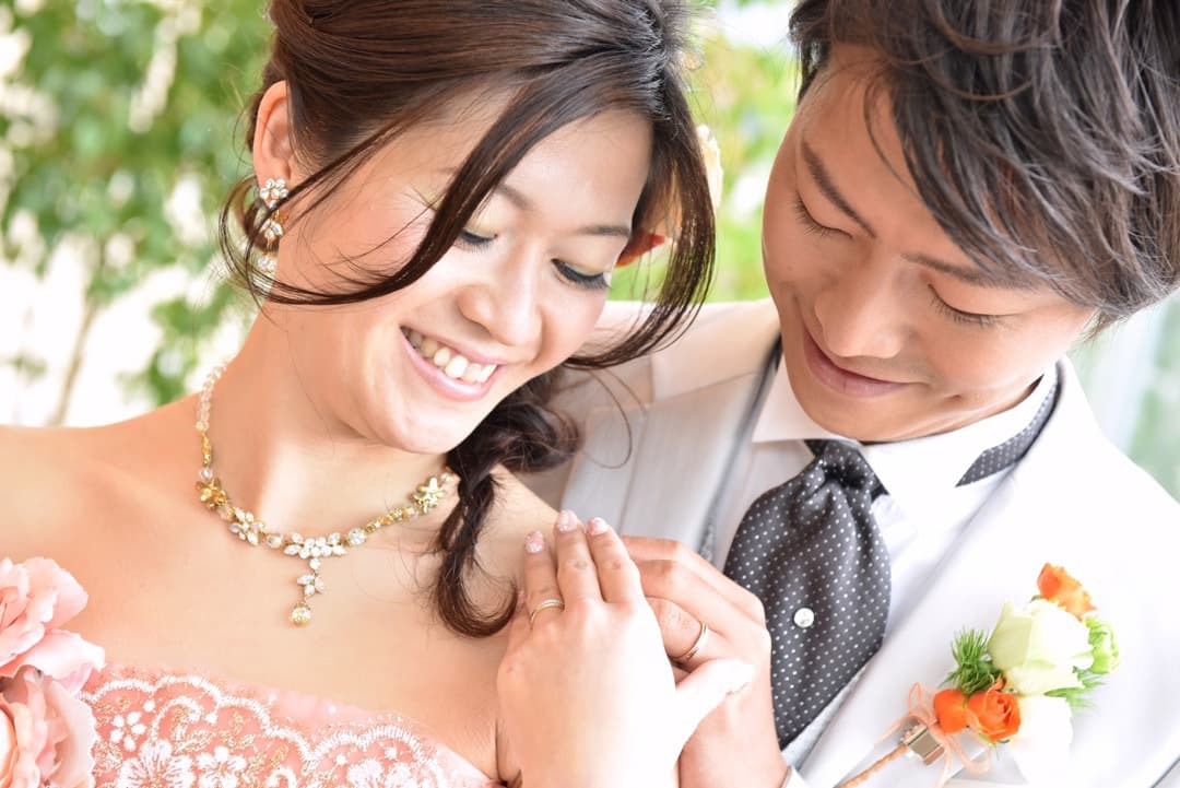 変な髪型や服装でのギャラの相場が格安に安いバイトのカメラマンが撮る結婚式の写真はアルバム用に使えるのポーズも少ない写真
