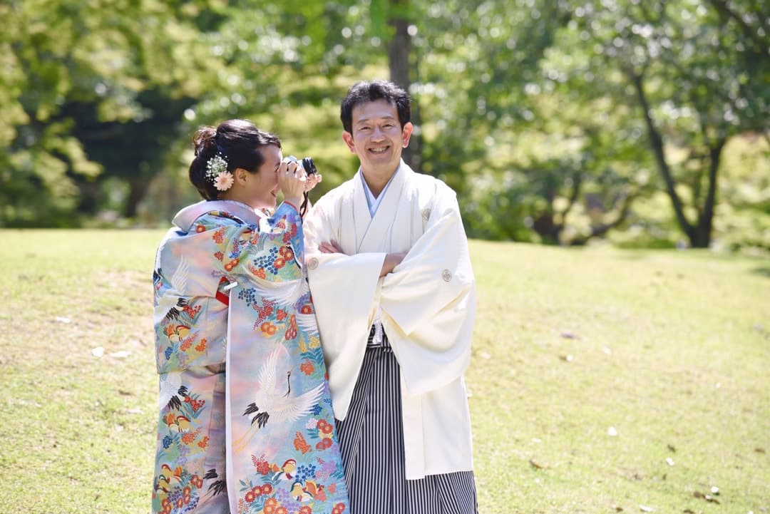 変な髪型や服装でのギャラの相場が格安に安いバイトのカメラマンが撮る結婚式の写真はアルバム用に使えるのポーズも少ない写真