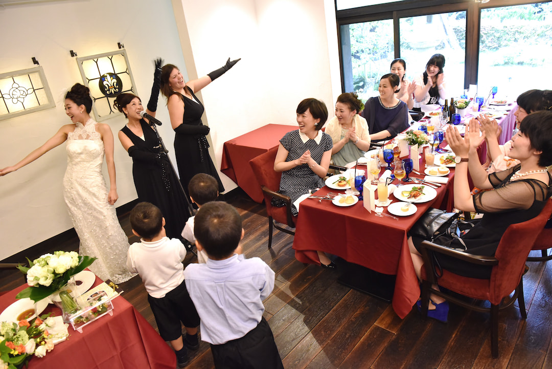 結婚式の笑顔のゲストと新郎新婦の写真