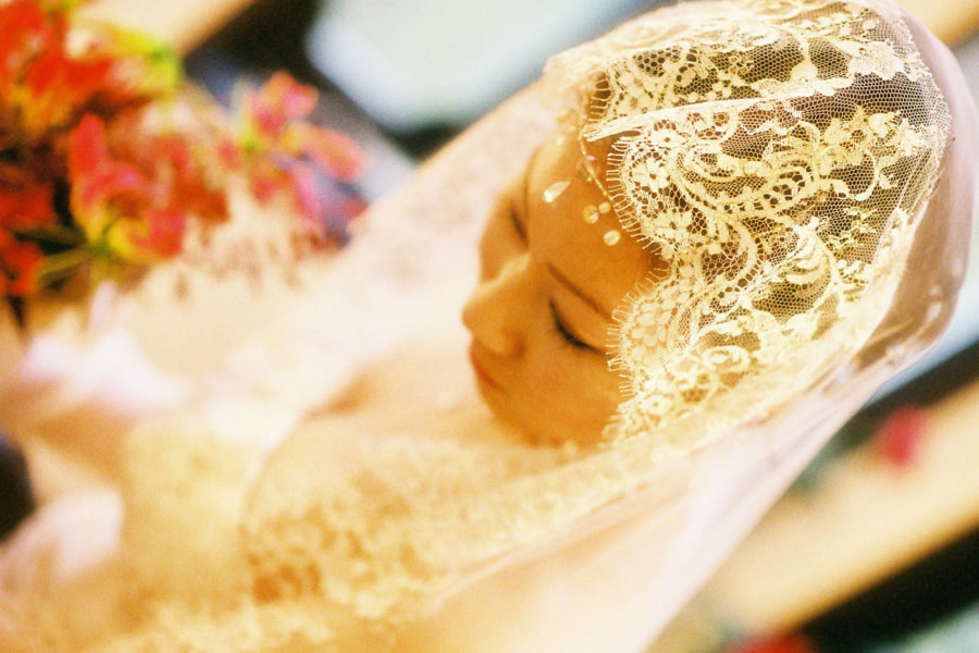 結婚式の笑顔のゲストと新郎新婦の写真