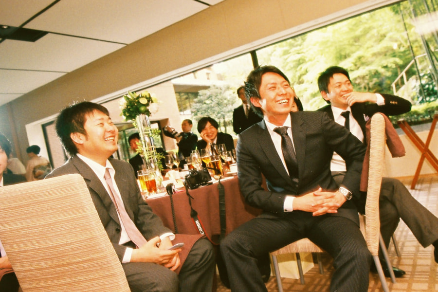 結婚式で盛り上がるゲストと新郎新婦